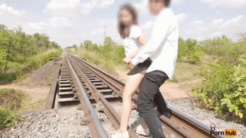 Pornhub คลิปโป๊นักศึกษา น้องริสาชวนแฟนเย็ดริมทางรถไฟ สาวมหาลัยเซ็กส์จัด Risahub VK18+ เย็ดสู้แดดจับถกกระโปรงแล้วซั่มหี ยืนเย็ดด้วยท่าด๊อกกี้ เสียวหีน้ำเงี่ยนแตกปู๊นๆ