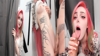 Pinklovinghub X Twitter หนังโป๊วัยทีนฝรั่ง เล่นเสียวในห้องลองชุด สาวหัวชมพูสักลายเซ็กส์ซี่สุดๆ รวบผมคุกเข่าอมหำก่อนโม๊คควยสดแล้วโก่งตูดยื่นหีให้ผู้ชายเย็ดท่าด๊อกกี้