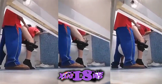 แอบถ่ายนักเรียนเย็ดกันในห้องน้ำโรงเรียน XXX เงี่ยนแอบมากระหน่ำเย็ดซอยหีท่าหมาคาชุดพละอยู่ในห้องน้ำโรงเรียนอย่างเสียว 18+